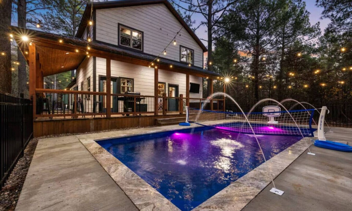Pickens Cabin | Heated Pool, MiniGolf, Hot Tub, FirePit, Sleeps 14