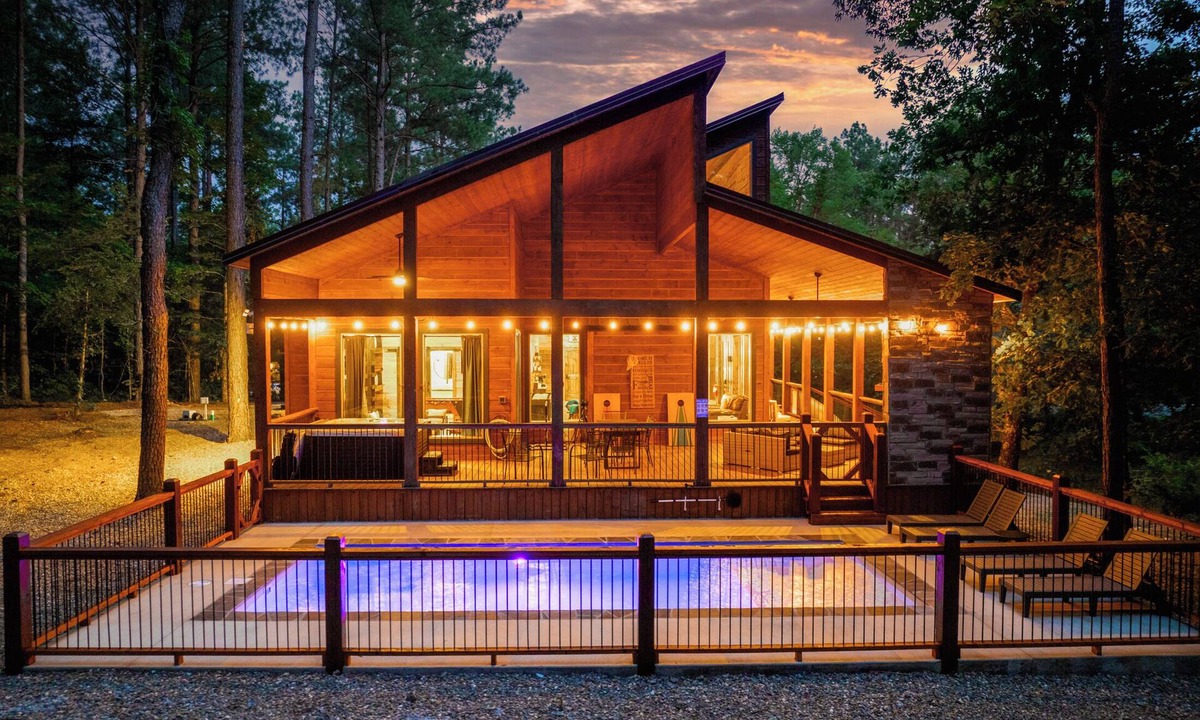 Broken Bow Cabin | HeatedPool/Creek/PlaySet/ArcadeGames/Slide/HotTub