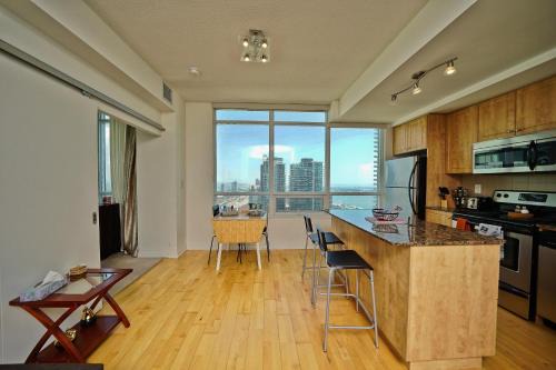 Toronto Entertainment District Apartment | High-Floor Downtown 1BR with Queen bed by CN Tower