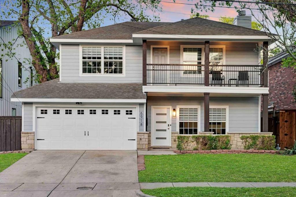 Dallas House | Highland Cottage - Central, Huge Yard HOT TUB