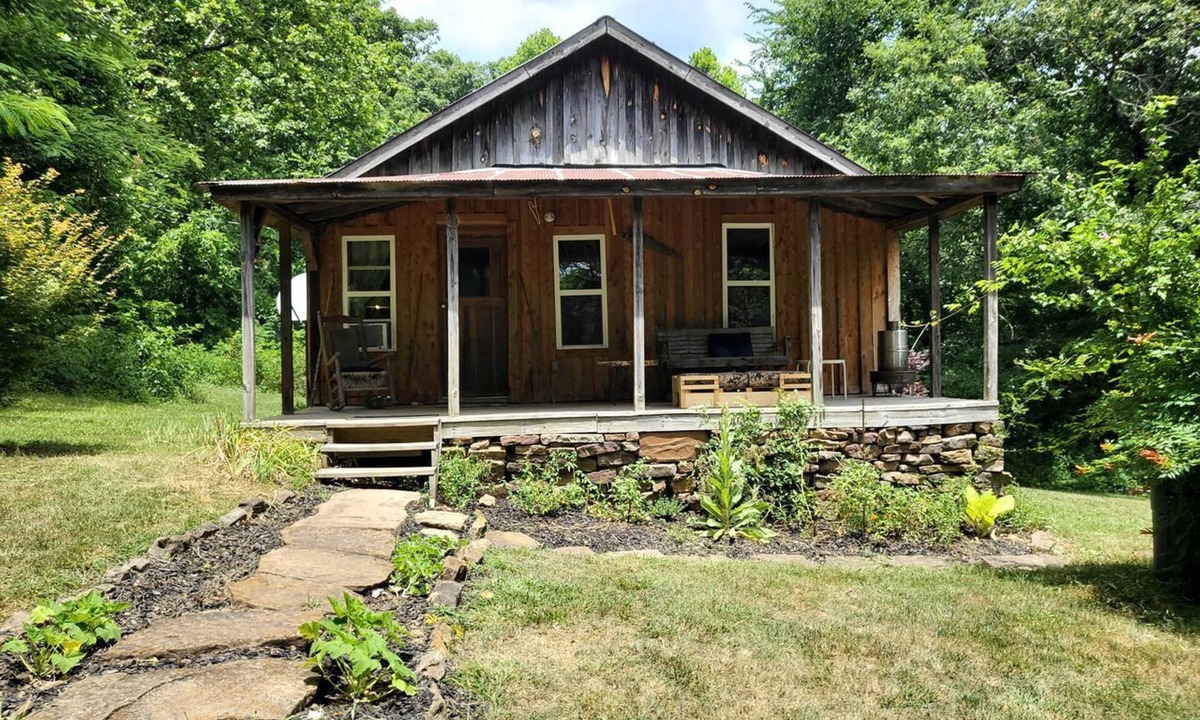Compton Cabin | Historic Cabin Ideal for a Rustic Getaway in Compton, Arkansas