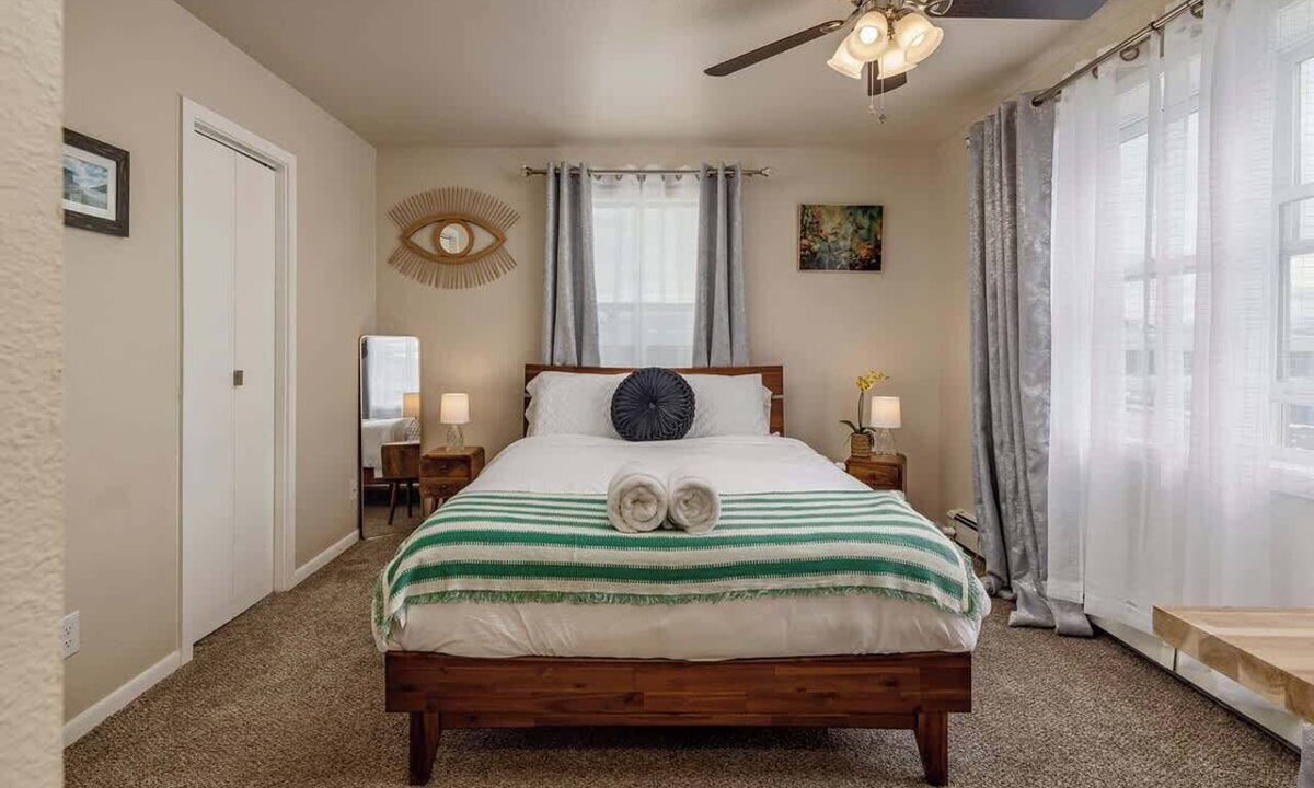 Downtown Anchorage Apartment | Historic Downtown Deco Queen Studio