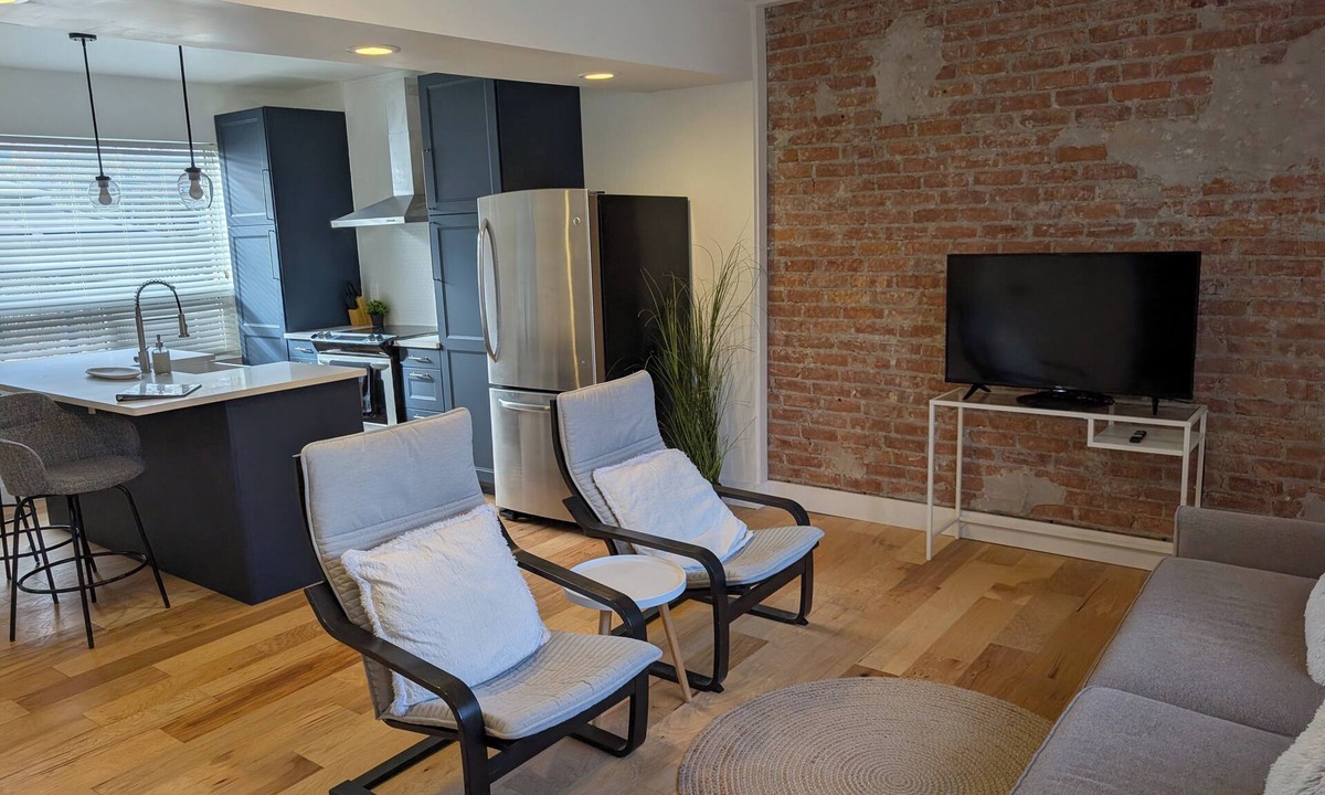Walkerville House | Historic Elegance Meets Modern Comfort|Stylish 2BR 2Bth, Walkable Heritage Area