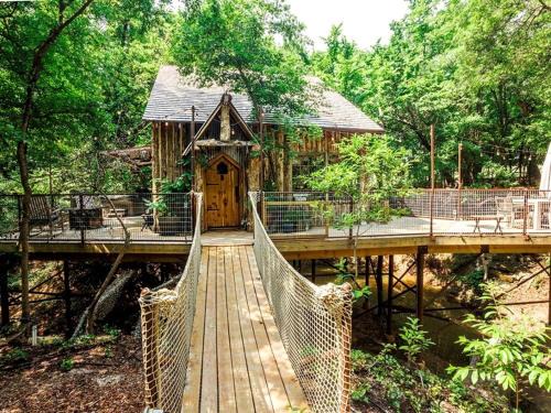 Dennis House | Hobbit Treehouse with Waterfall on the Brazos River for Glamping in Texas