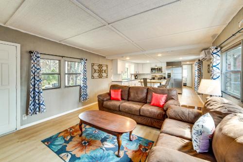 Log Cabin House | Home 2 Mi to Cedar Creek Lake: Bring Your Pets!