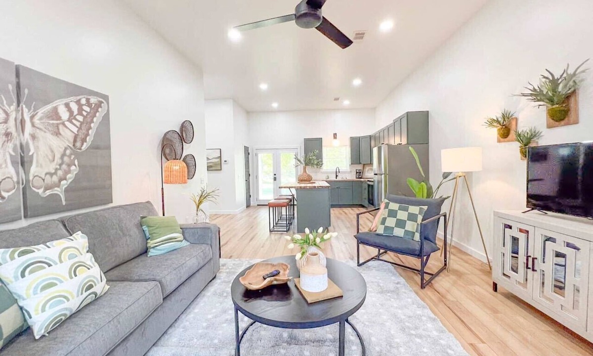 Mountain View Apartment | Homebase~ A Modern Apt close to Court Square