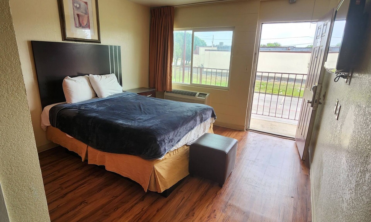 Mesquite Hotel | HomeTown Inn and Suites