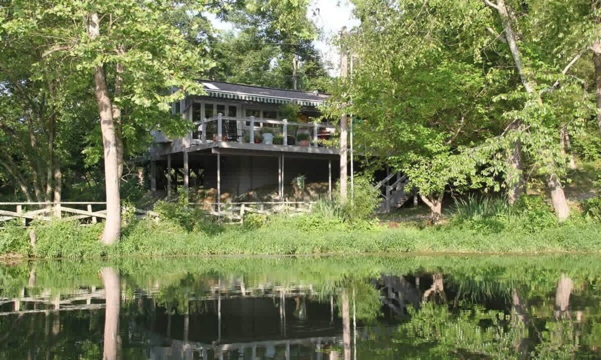Eureka Springs Cabin | Hot Tub, Fire Pit, Secluded, 5 Minutes Eureka