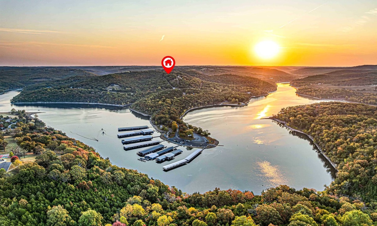 Omaha House | Hot Tub-Firepit-Bunkroom LakeView BoatSlip ThunderRidge Branson Close