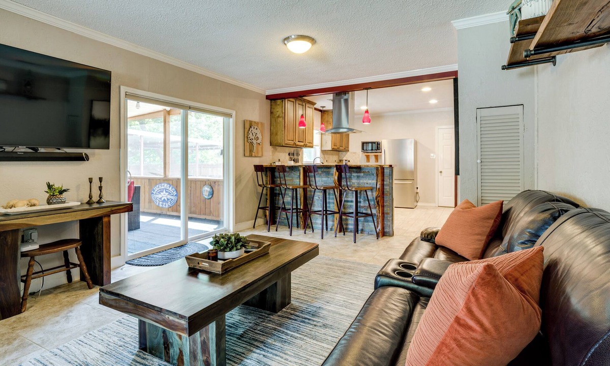 Bryan Cottage | Hot Tub + Outdoor Kitchen: Stylish Home in Bryan