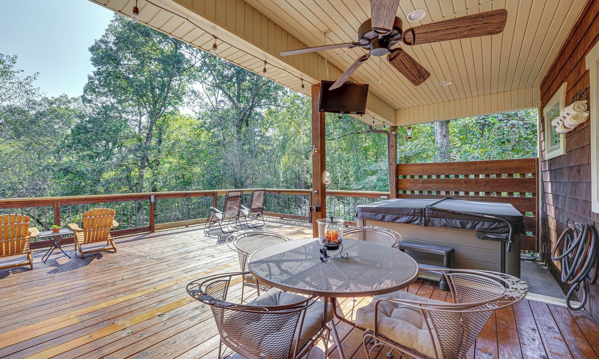 Fayetteville Cabin | Hot Tub Soaks & Outdoor Fun: Fayetteville Cabin