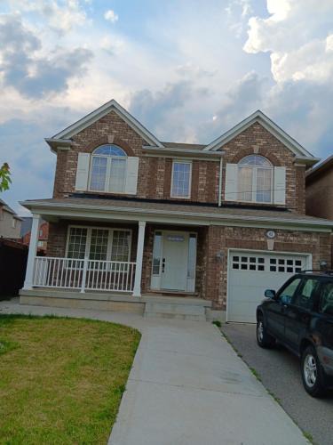 Brampton House | House near Toronto Pearson Airport