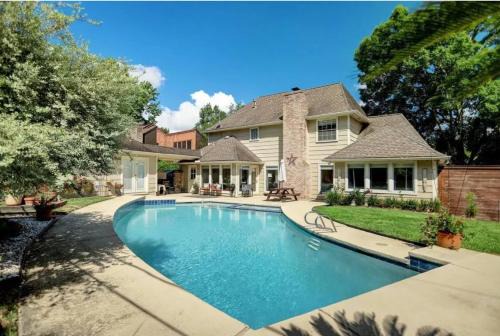 Ponderosa Forest House | Houston Getaway 5BR Sleeps 13 Pool WiFi