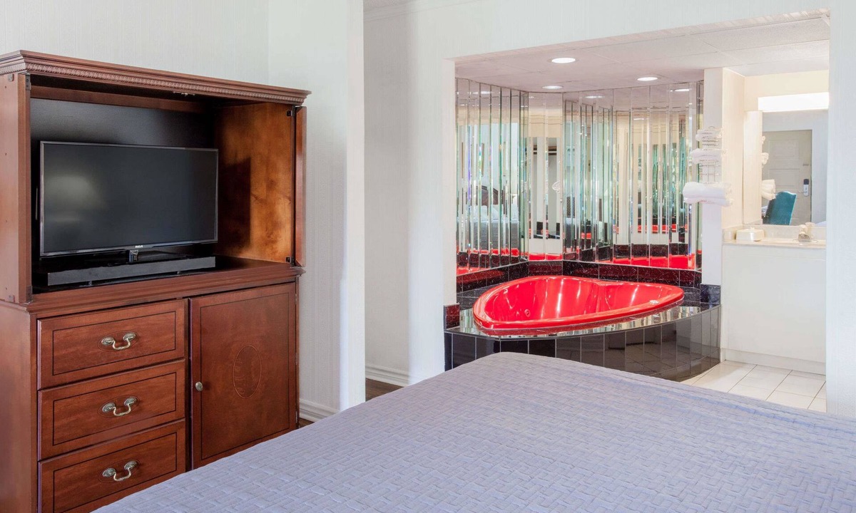 Niagara Falls Hotel | Howard Johnson by Wyndham Niagara Falls