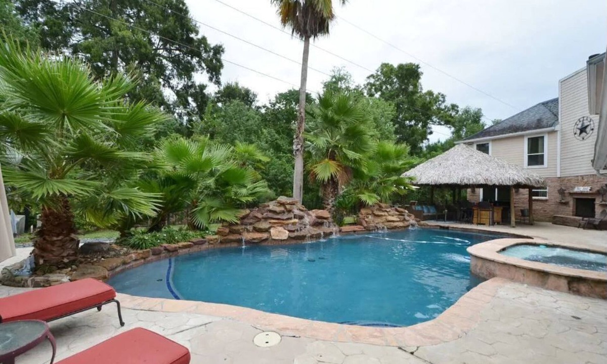 Crosby House | HUGE Fun Pool/Tiki Hut & BIG Gameroom, Pool table