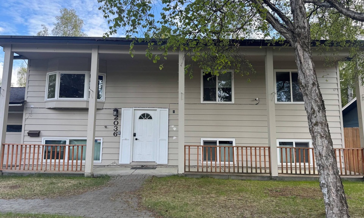 Turnagain House | Huge house w/5 Bedrooms with large Deck in Anchorage by Airport!