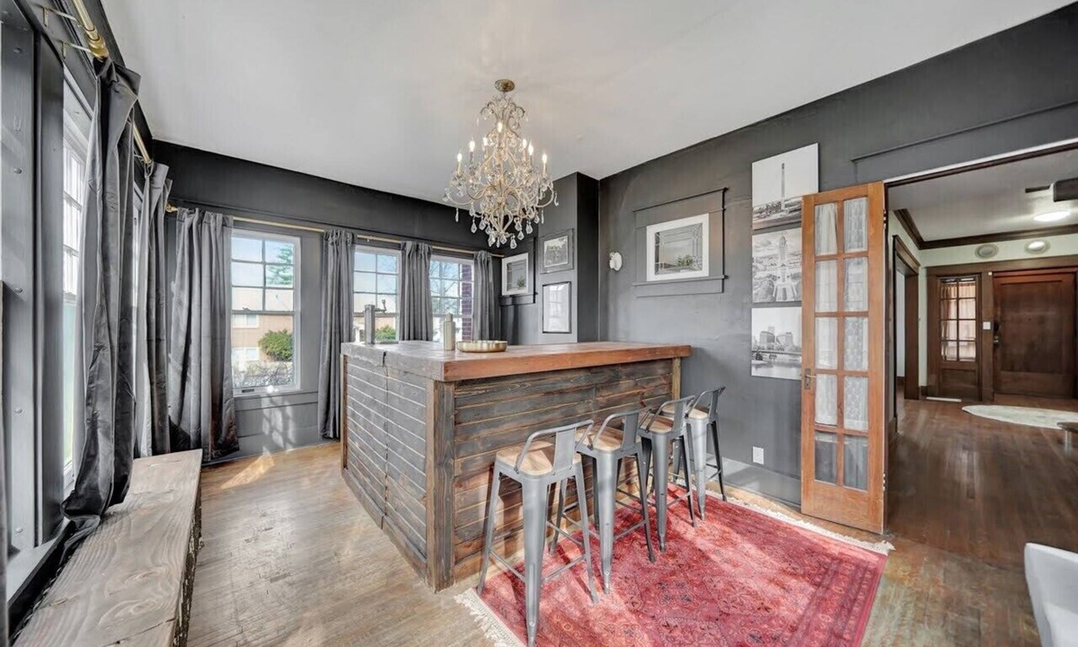 Near South House | 🍸🫒HUGE Luxurious 6BR+ Historic Gem by UNL Huskers: VRBO Lincoln NE - Pets OK