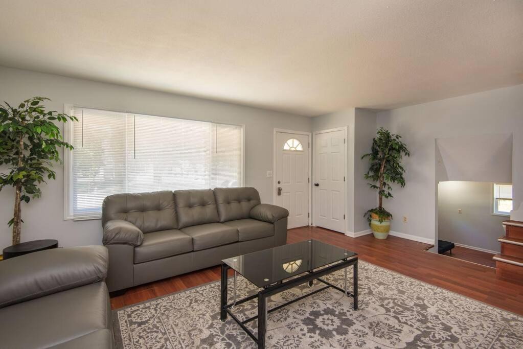 Berwick House | Huge & Spacious 4BR Home in the heart of DSM
