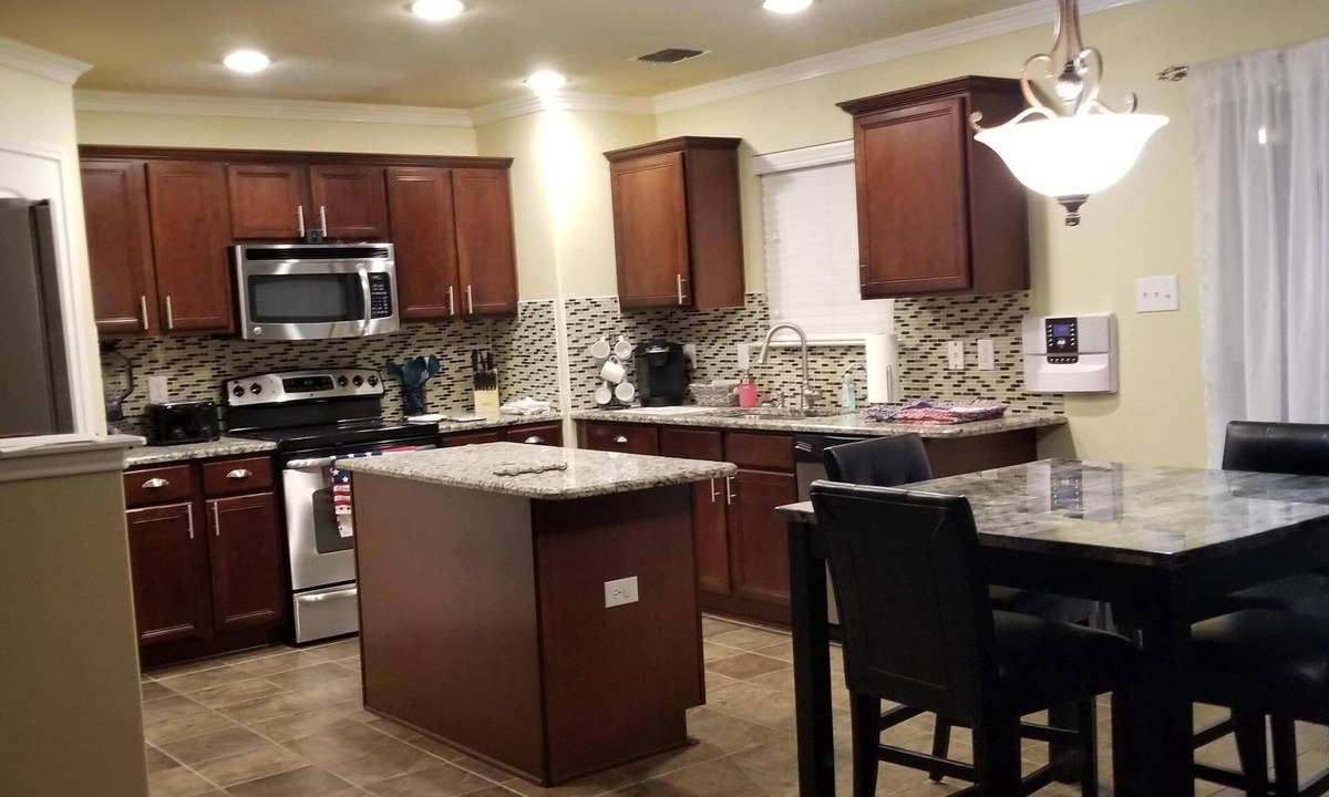 Southside House | Huge spacious home great for a San Antonio Getaway! 5 min from BMT grad!