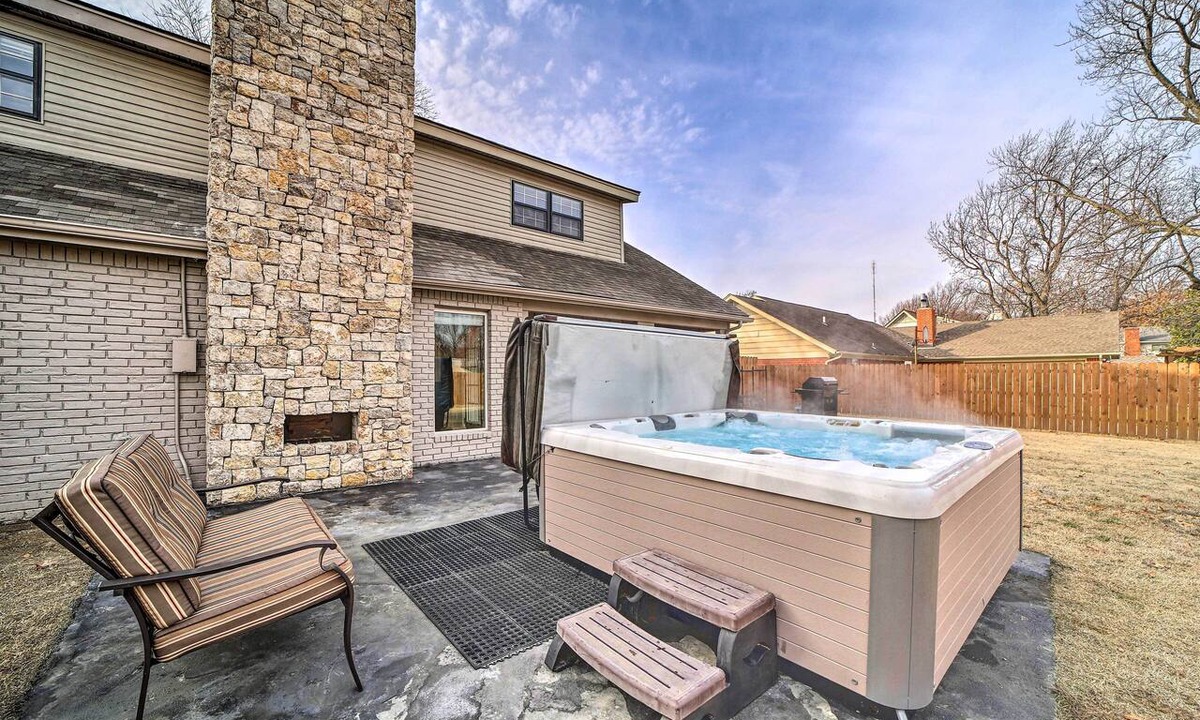 South Tulsa Cottage | Immaculate 'woodland View' Retreat w/Hot Tub