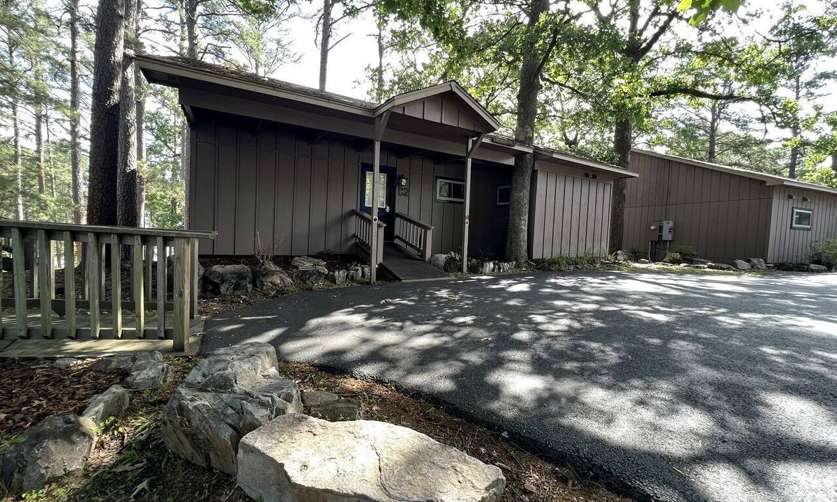 Mount Ida Cottage | Incredible Cottage with Swimming Pool and Hot-tub on Lake Ouachita, Arkansas