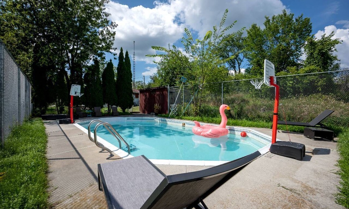 Gravenhurst House | Incredible Multi-Unit Retreat for Large Groups with Amazing Resort-Style Amenities near Gravenhurst, Ontario