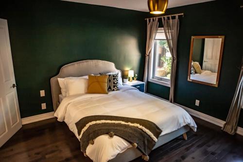 Cabbagetown South House | Inviting 2BR Townhouse with 2 WFH Setups and WiFi