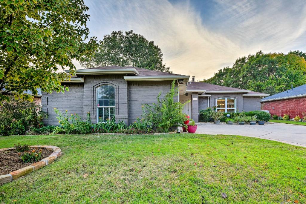 Lewisville House | Inviting Lewisville House with Patio and Grill!