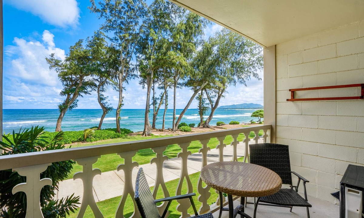 Wailua Apartment | Islander on the Beach 225 Oceanfront Studio with AC