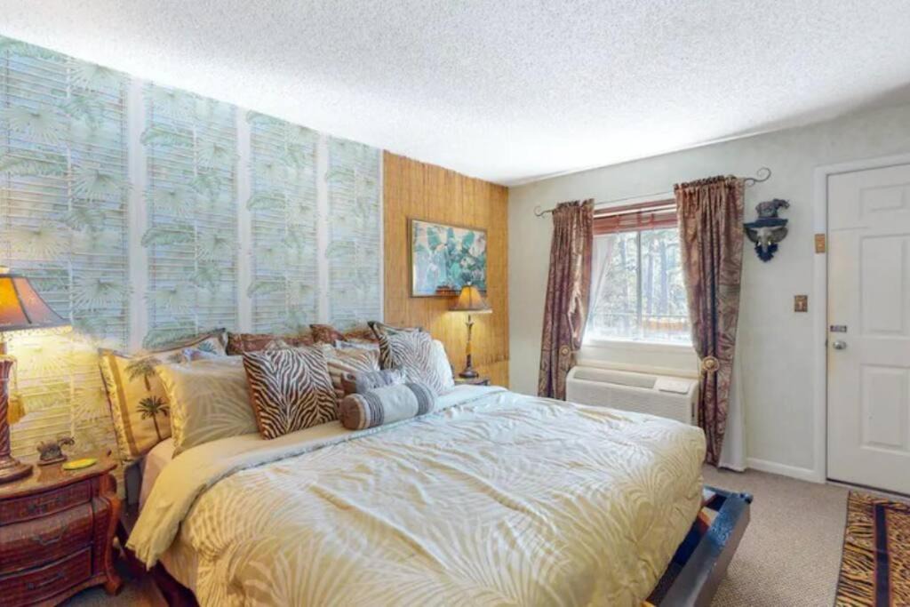 Eureka Springs Historic District Apartment | Jacuzzi Suite 205 at Tradewinds