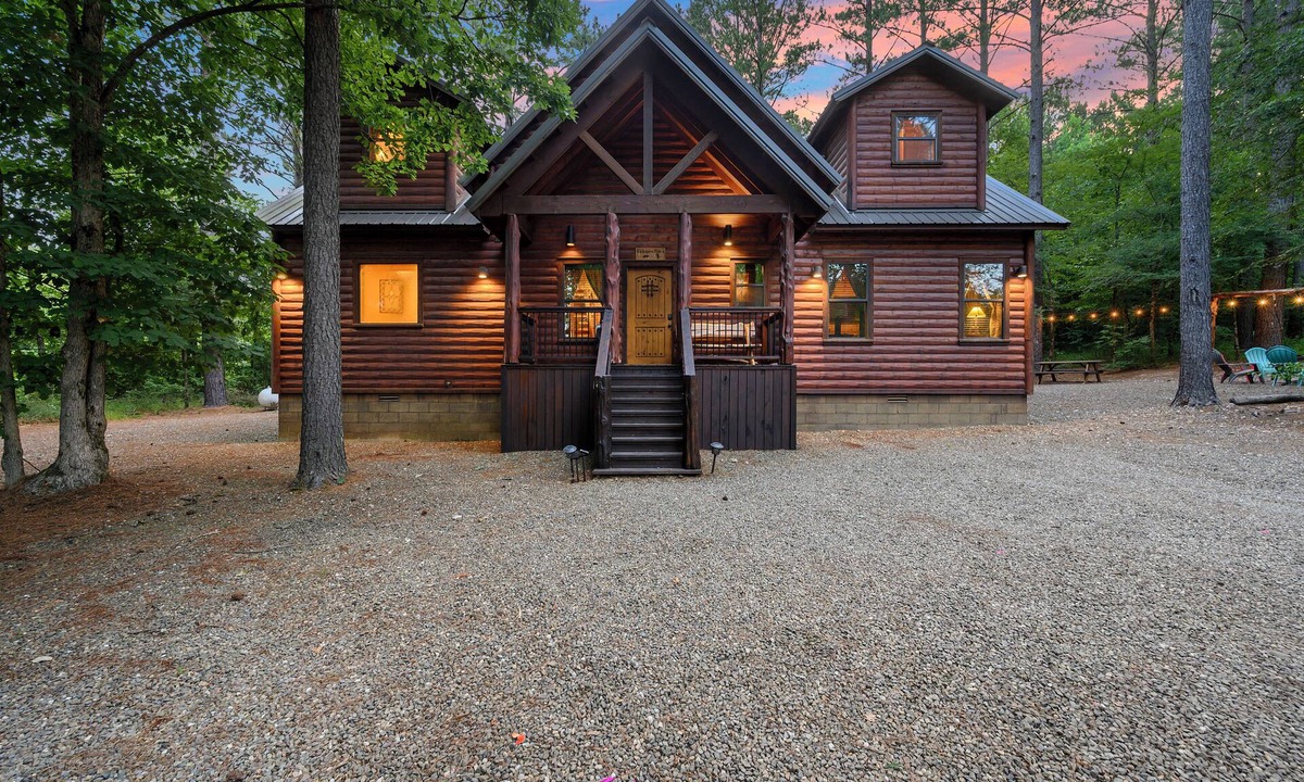 Broken Bow Cabin | Kickapoo Pines is a large, luxurious 4 bedroom, 3 ½ bath cabin near Beavers Bend State Park, Broken Bow Lake, and all the fun activities in the Hochatown area.