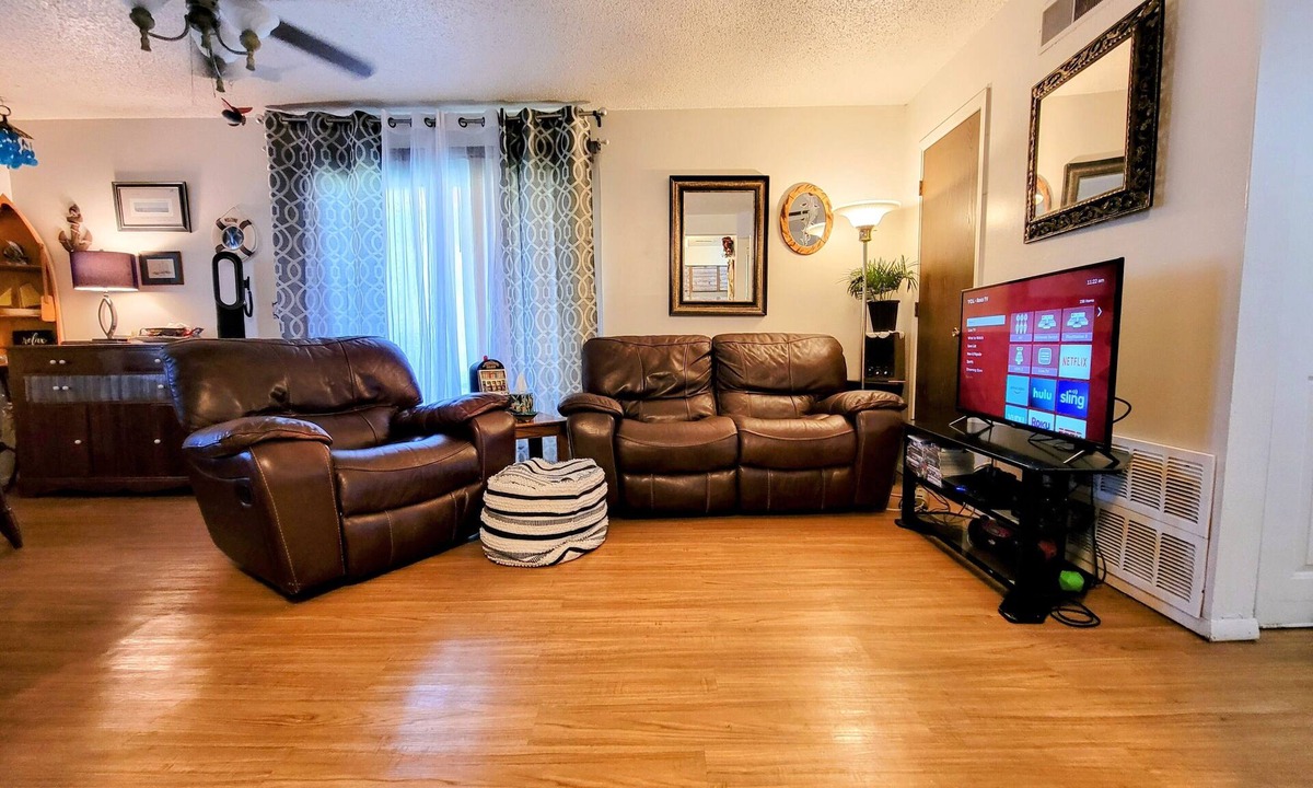 Lawrence House | *King adjustable bed, massage chair, one level near KU, affordable luxury
