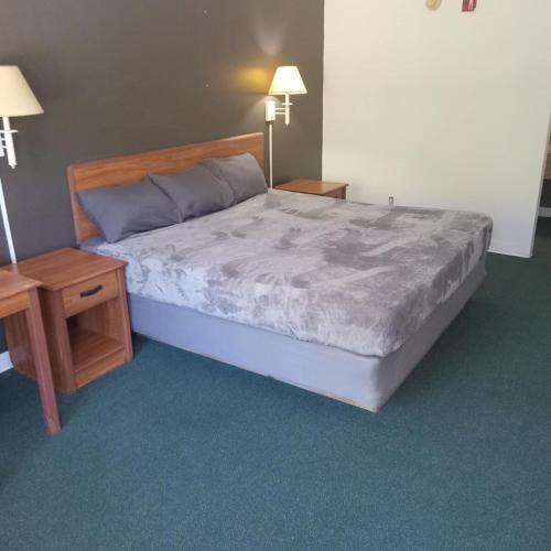 Livingston Apartment | King Bed & 2 Double Beds Hotel Studio 236 & 237