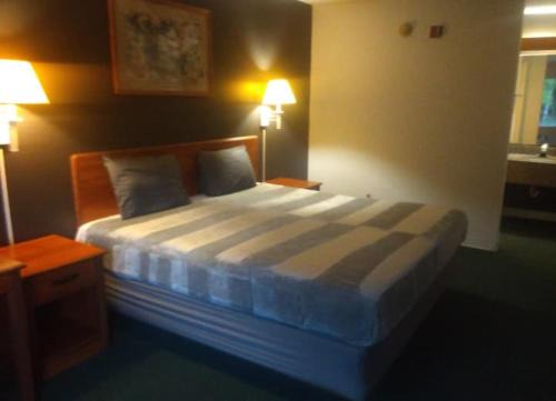 Livingston Apartment | King Bed Hotel Studio 220