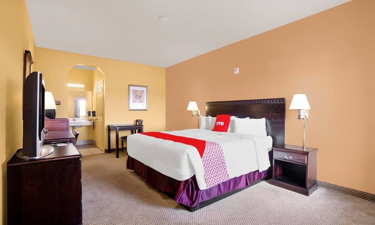Valley View Apartment | King Bed | Non-Smoking