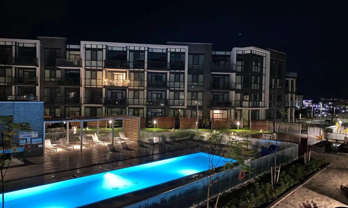 Innisfil Condo | King Bed*Pool*Fireplace*BBQ*Smart TV