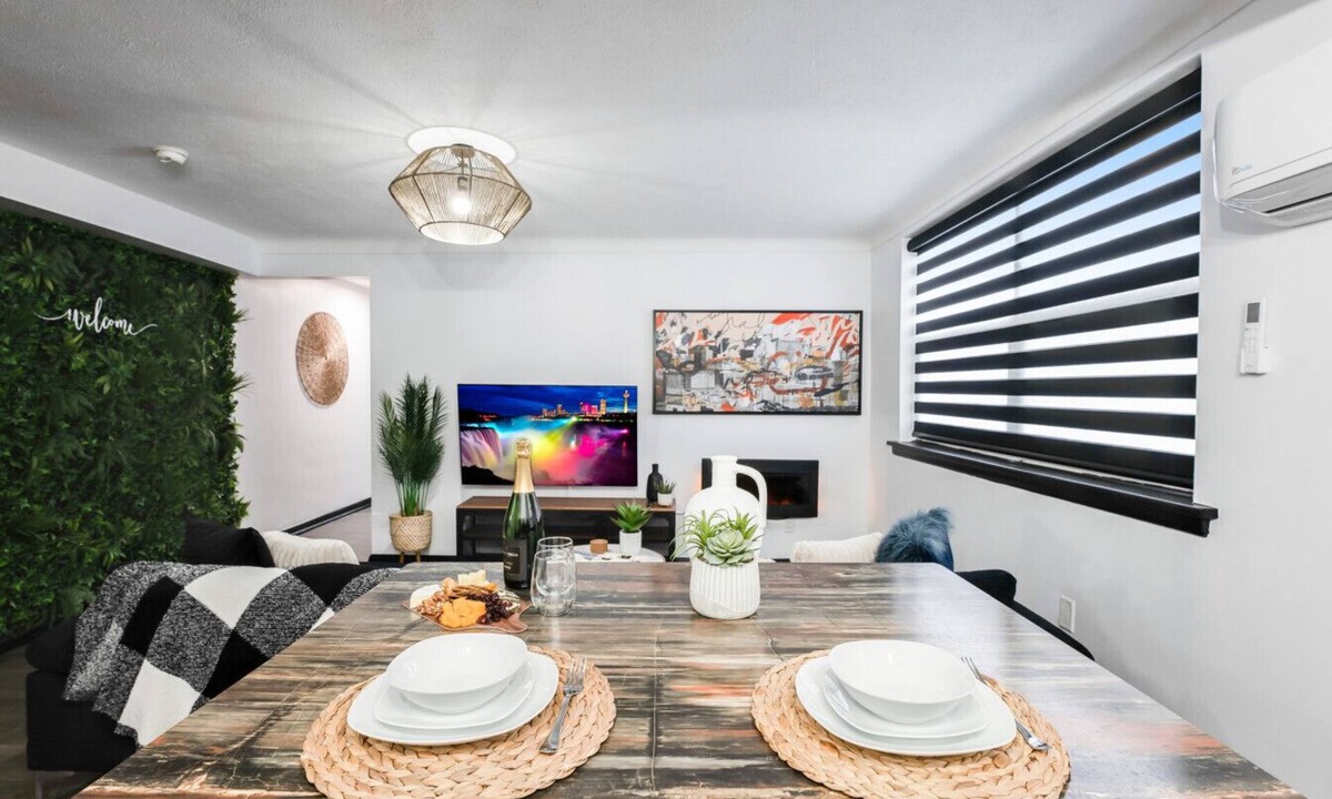 Niagara Falls Apartment | King Bed Selfie Wall & Spa Shower Awaits!