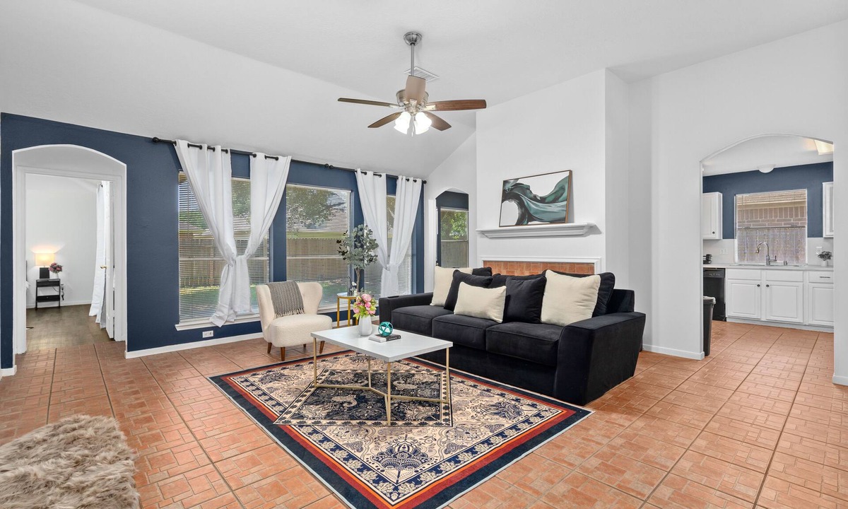 Cypress Apartment | King sized bed Driveaway parking Private Backyard