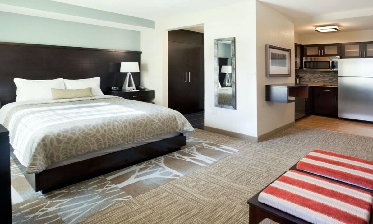 Sterling Heights Apartment | King Studio | Buffet Breakfast, Indoor Pool Access + 24h Business Center