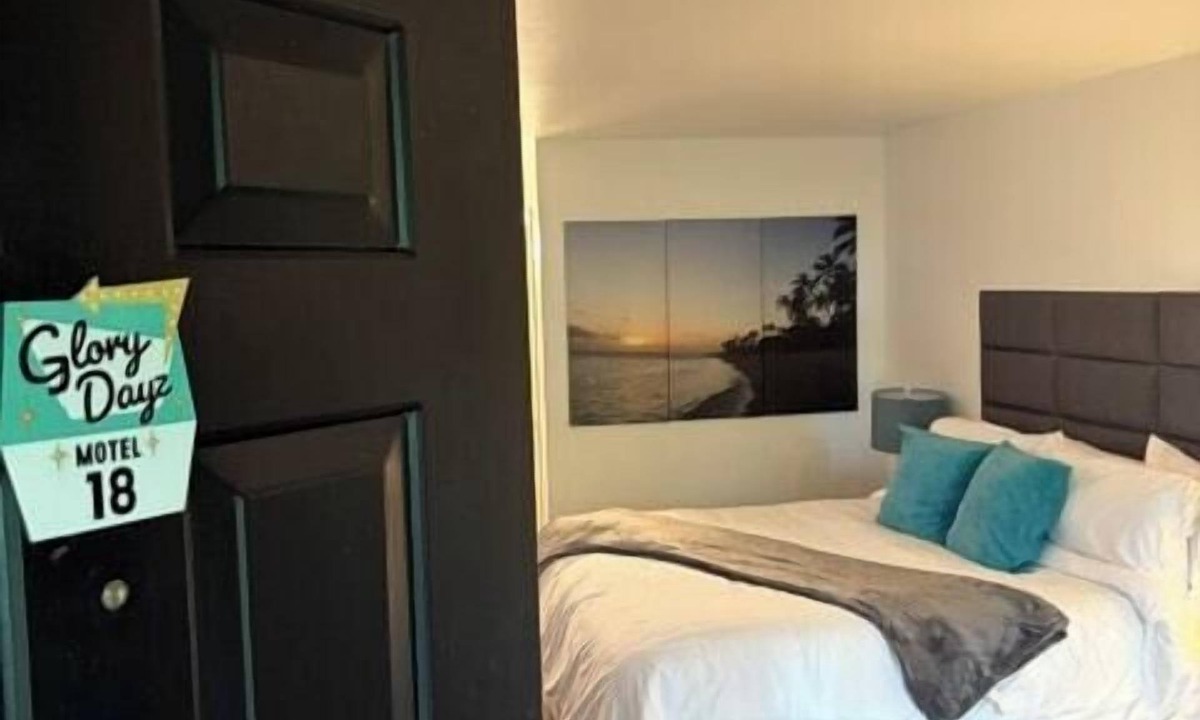Eureka Springs Historic District Hotel | King Suite #18 at Glory Dayz