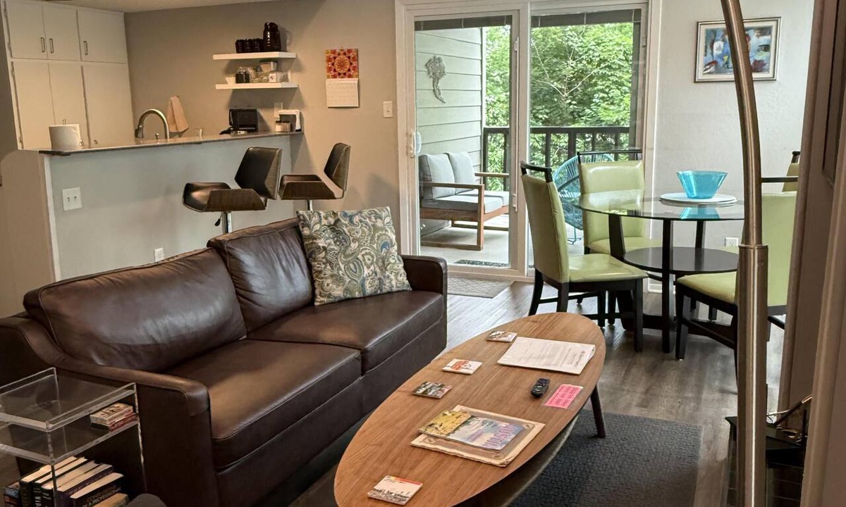 Barton Hills Condo | King & twin beds, desk, deck, 2 blks Zilker Park/Barton Springs, @2 mi DT!
