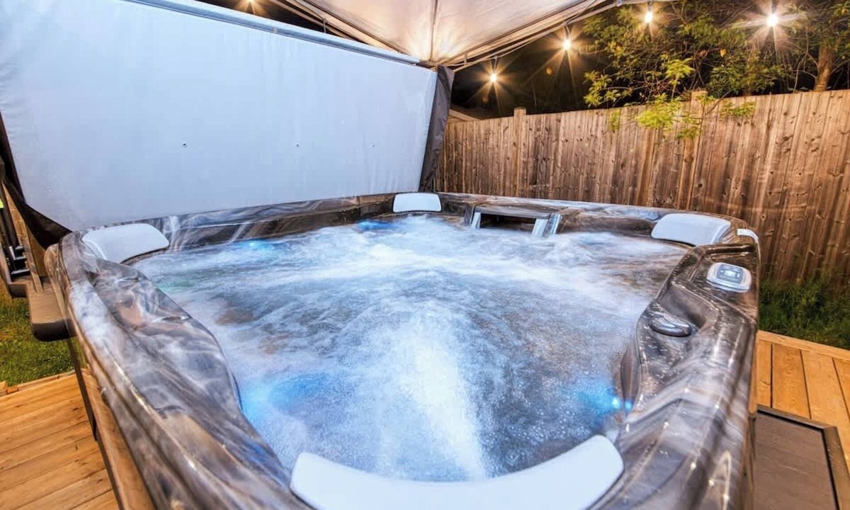 Niagara Falls House | L'Anciennce Indigo - Vintage Stay Hot Tub BBQ!