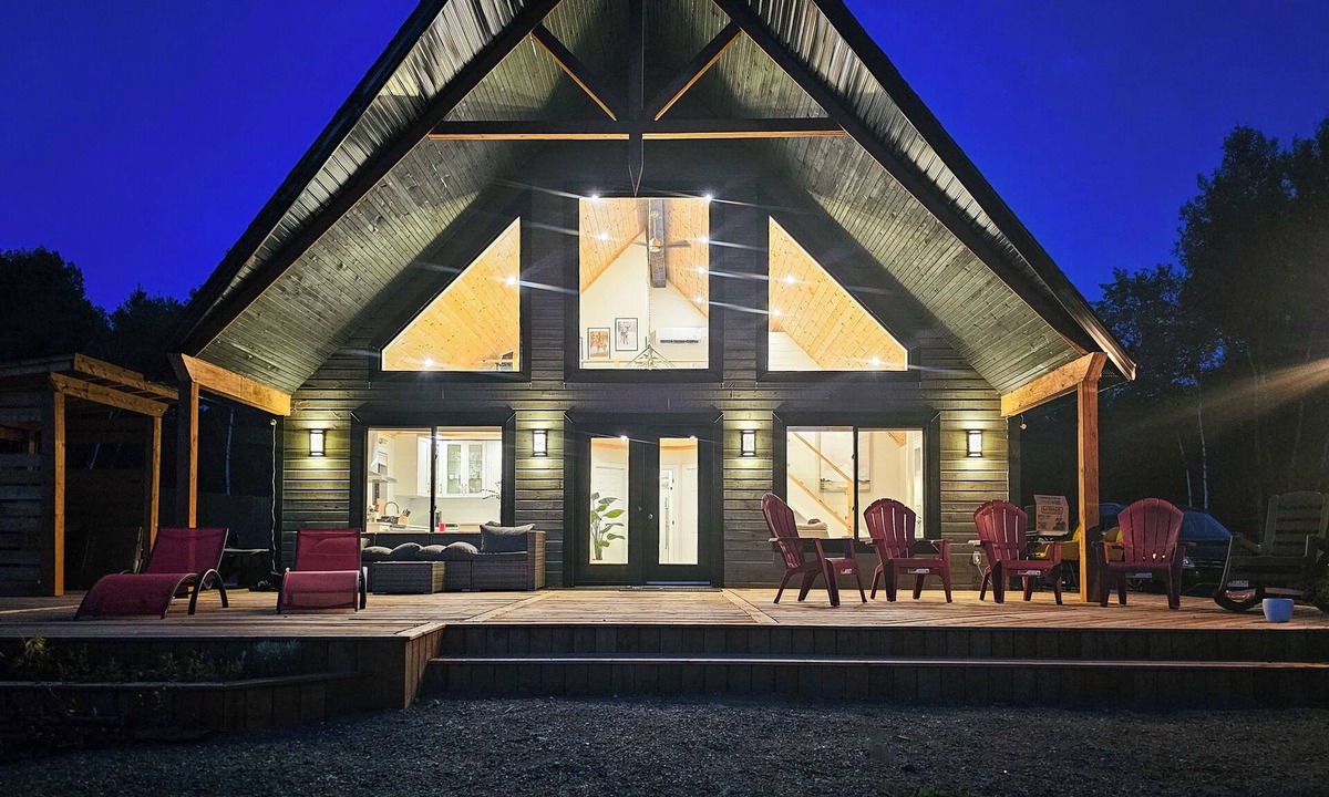 Mansfield-et-Pontefract Cottage | La Biche de Coulonge – Luxury 4-Season Waterfront Cottage