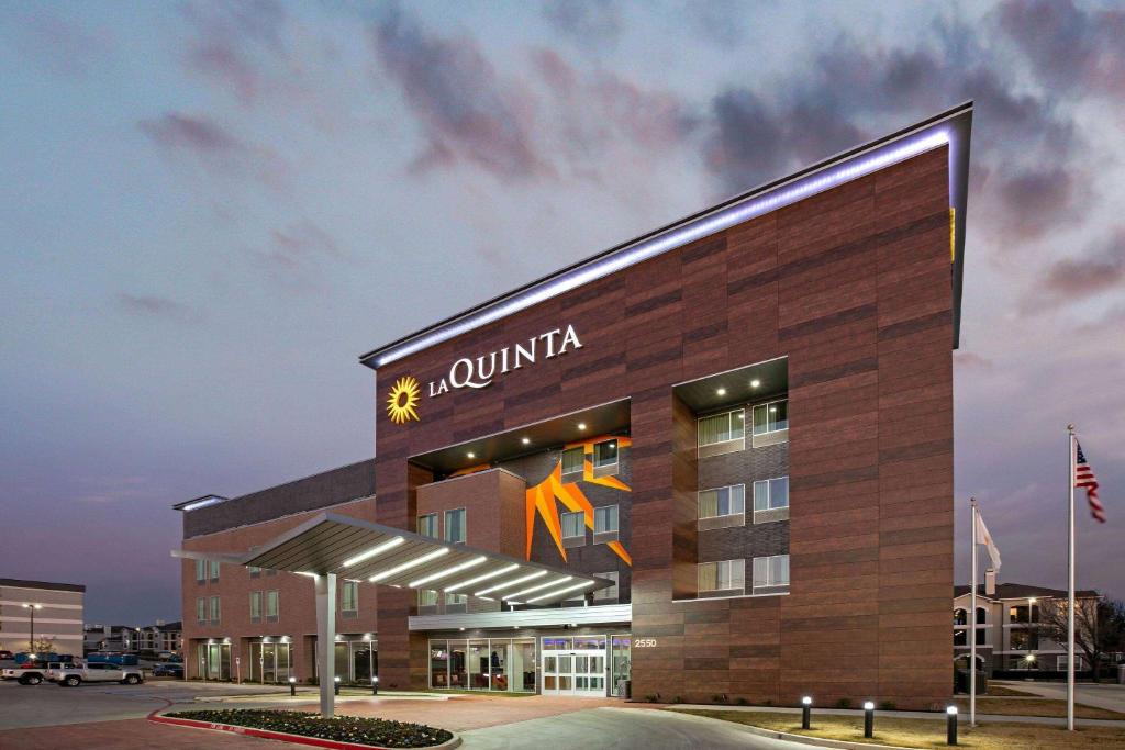 Euless Hotel | La Quinta Inn & Suites by Wyndham DFW Airport West-Glade