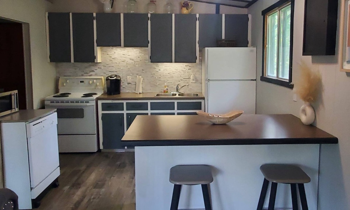 Belair Cabin | LAC DU BONNET COTTAGE FOR RENT - NEWLY RENOVATED!