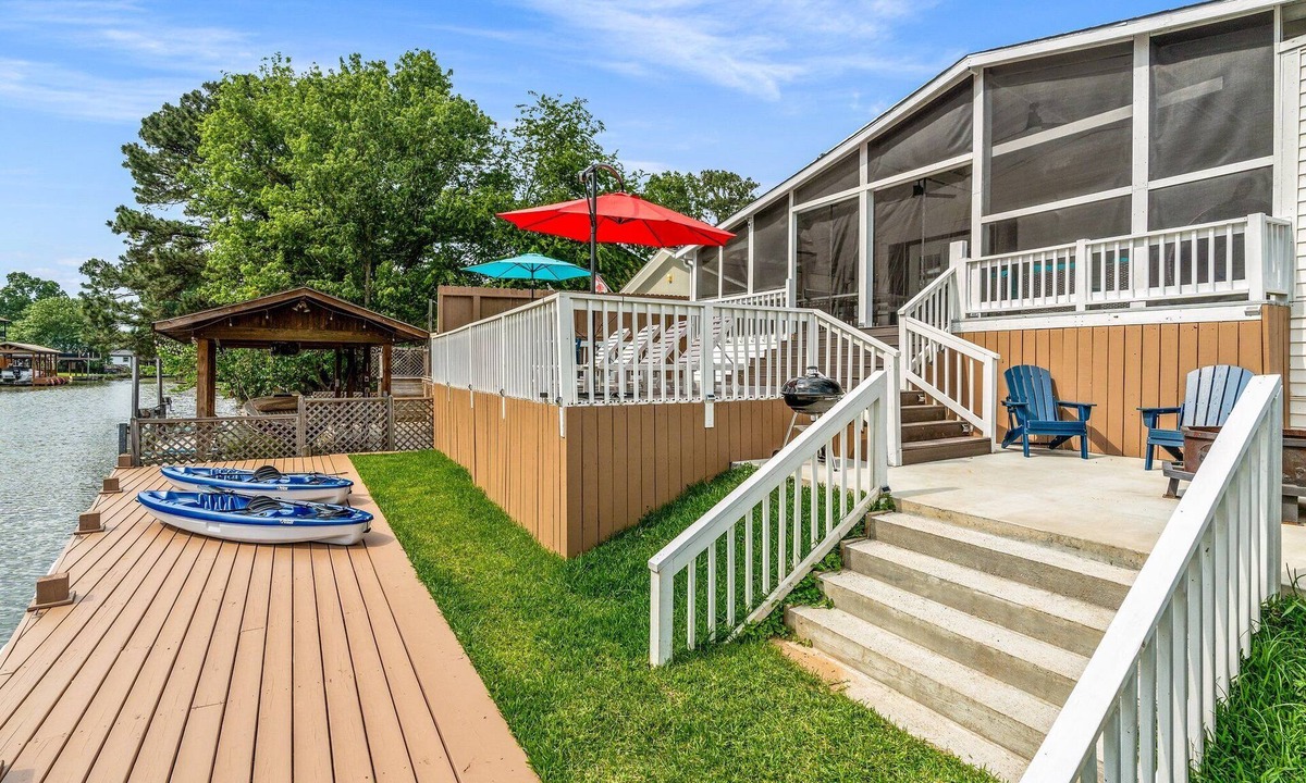 Willis House | Lake Conroe Oasis w/dock, covered patio, kayaks, ping-pong, games, & more!