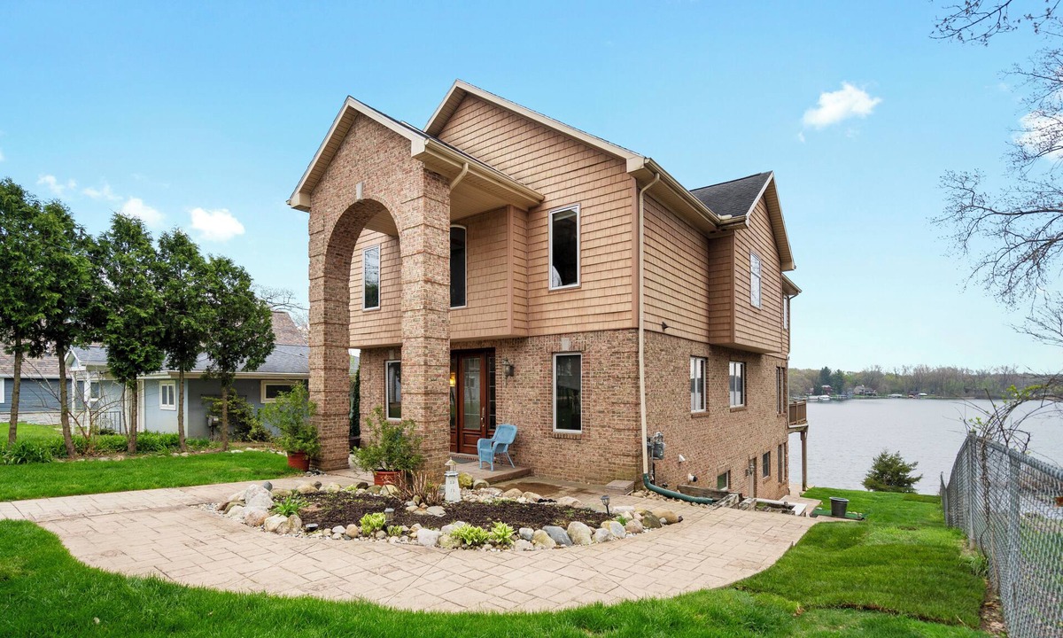 Drayton Plains House | Lake front home, spacious and beautiful with amazing views and comfy King Beds.