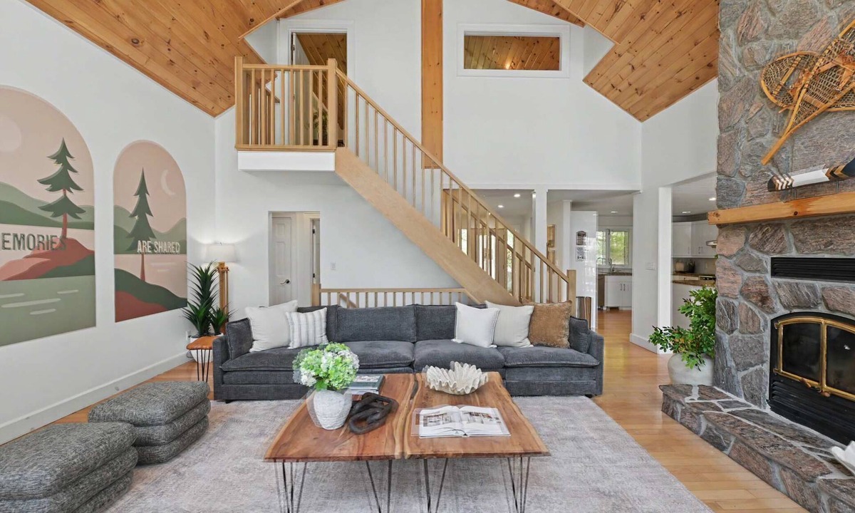 Lake of Bays Cottage | LAKE FRONT |HotTub+Sauna+GolfSim+Arcade+Kayaks+BBQ