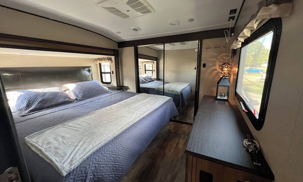 Willis Cabin | Lake front on Conroe RV Stay !