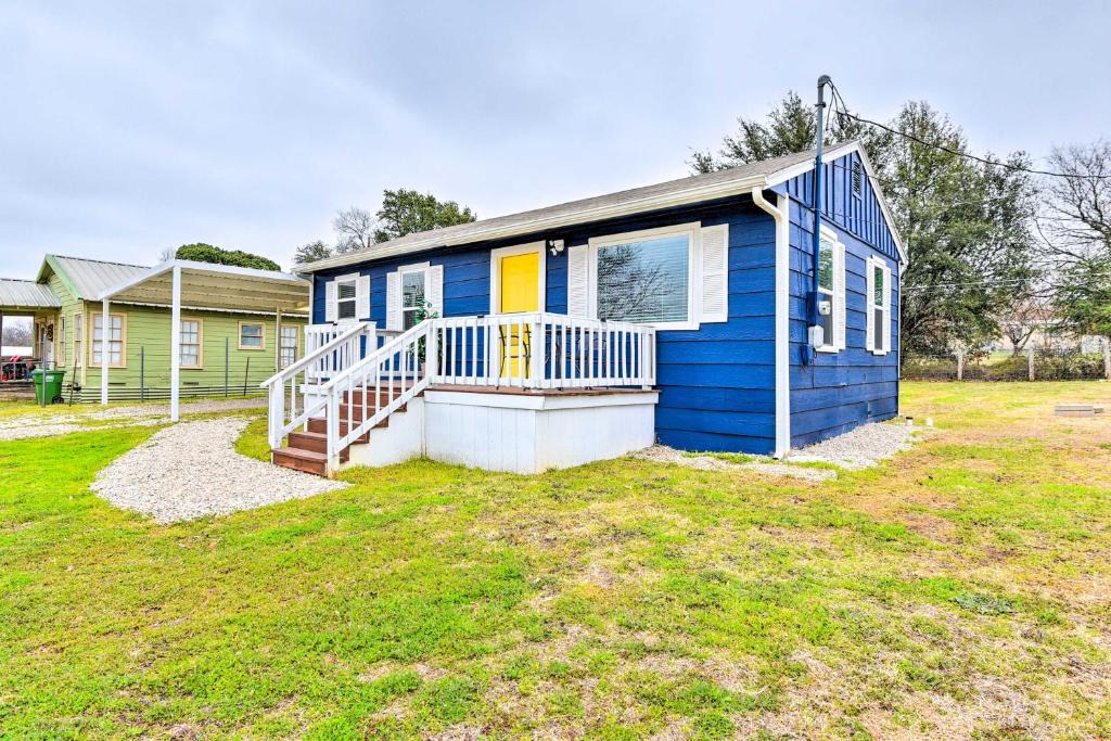 Granbury House | Lake Granbury Getaway ~ 1 Block to Waterfront